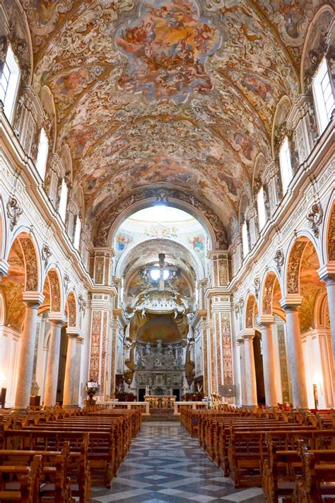 Interno della Cattedrale di Mazara del Vallo con altare maggiore