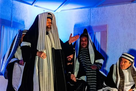 Rappresentazione storica del Sinedrio che condanna Gesù, focalizzando sui sommi sacerdoti.