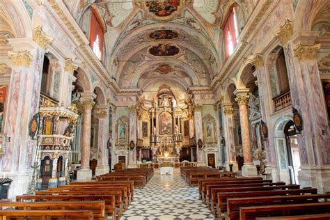 Interno barocco della Basilica di Santa Maria Assunta a Clusone con altari e stucchi dorati