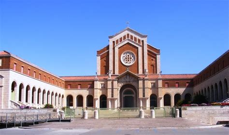 Vista esterna del Santuario di Nostra Signora delle Grazie e di Santa Maria Goretti a Nettuno