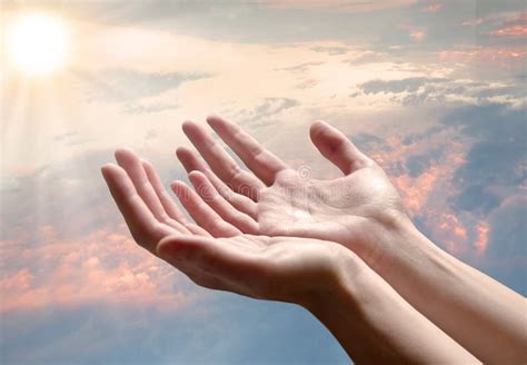 Illustrazione che rappresenta il gesto di benedizione con le mani aperte