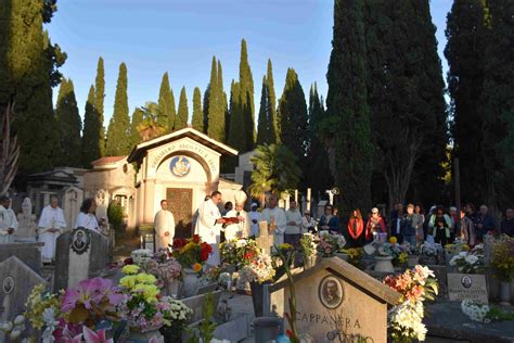 foto di un cimitero illuminato per la commemorazione dei defunti