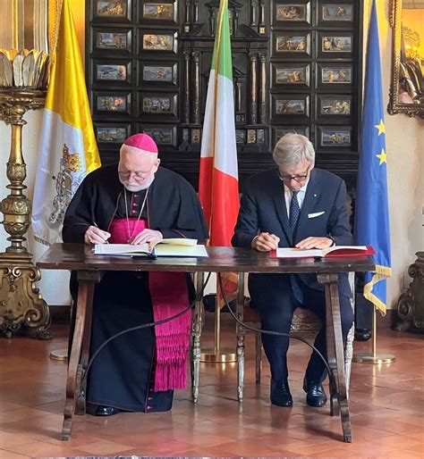 foto della firma di accordi tra Santa Sede e un paese