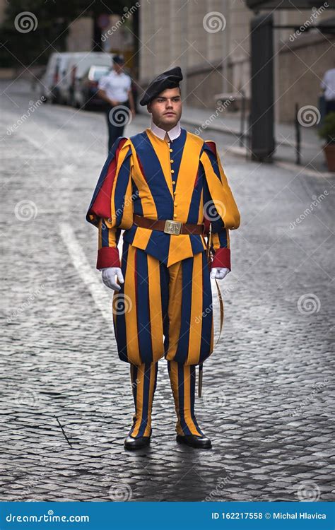 Foto dell'orologio ufficiale della Guardia Svizzera Pontificia con cinturino e quadrante nero