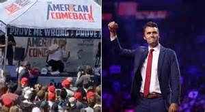 Immagine di Charlie Kirk durante un discorso pubblico