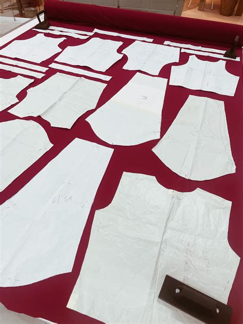 Dettaglio della lavorazione di una camicia Isaia in un laboratorio sartoriale