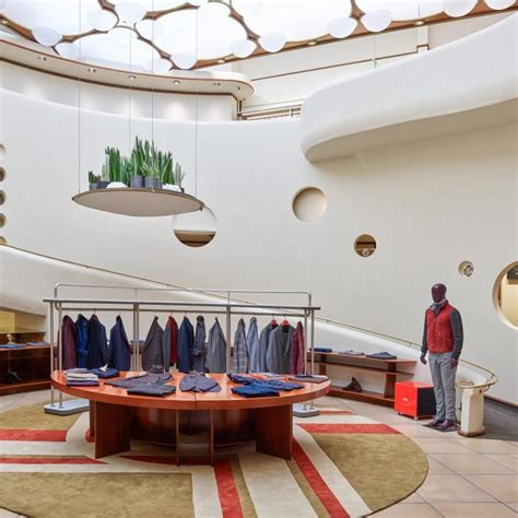 Interno del flagship store Isaia a San Francisco, con elementi di design ispirati a Frank Lloyd Wright