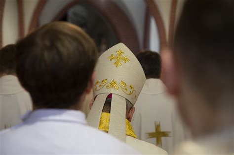 Illustrazione che rappresenta la collegialità episcopale e il dialogo all'interno della Chiesa