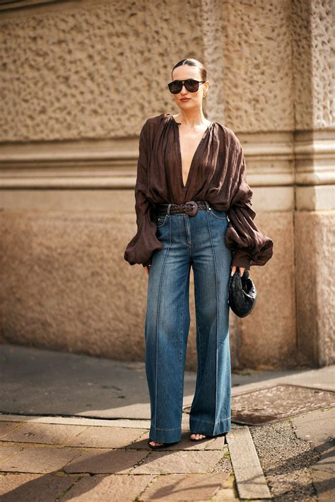 Emily Blunt in completo viola con camicia in seta e pantaloni a palazzo