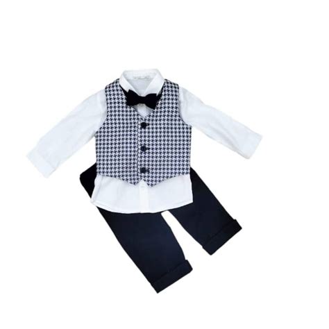 Bambino in completo elegante con papillon e bretelle