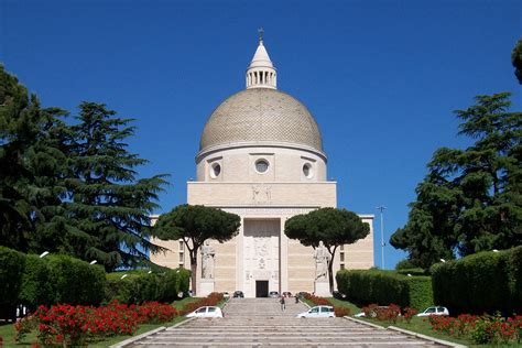 Fotografia dell'interno della Basilica dei Santi Pietro e Paolo e veduta dell'Oratorio della Confraternita