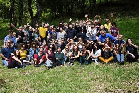 Foto di gruppo di una comunità parrocchiale durante un evento o una celebrazione