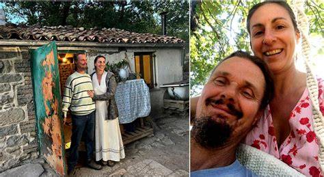 Sacerdote che benedice una casa con una famiglia