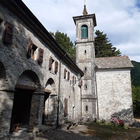 Santuario della Madonna di Calvigi, facciata principale e campanile