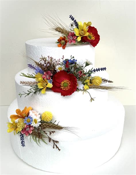 Torta nuziale con topper e decorazioni floreali