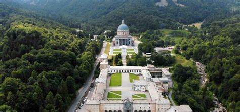 Vista panoramica del Santuario di Oropa con i suoi chiostri