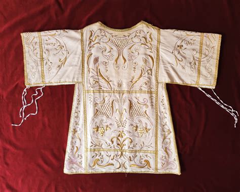 Dettaglio di gioielli e paramenti liturgici esposti nel Museo dei Tesori