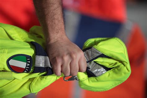 Volontario della Protezione Civile in divisa, con uno sfondo che suggerisce impegno sul territorio