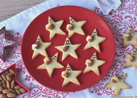 bambini che decorano biscotti a forma di stella e ritagli di immagini di santi
