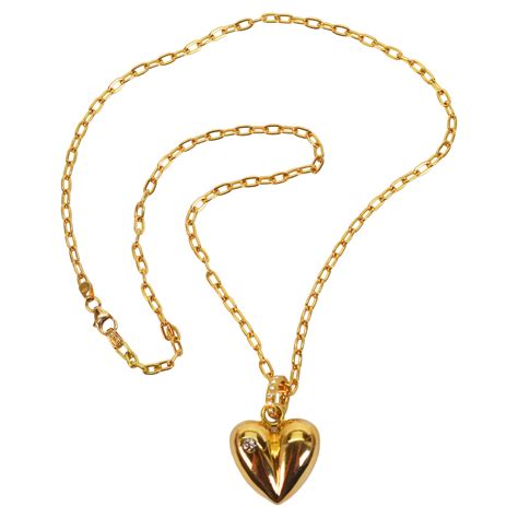 Foto ravvicinata di una collana in oro 750 con ciondolo prezioso su un elegante astuccio
