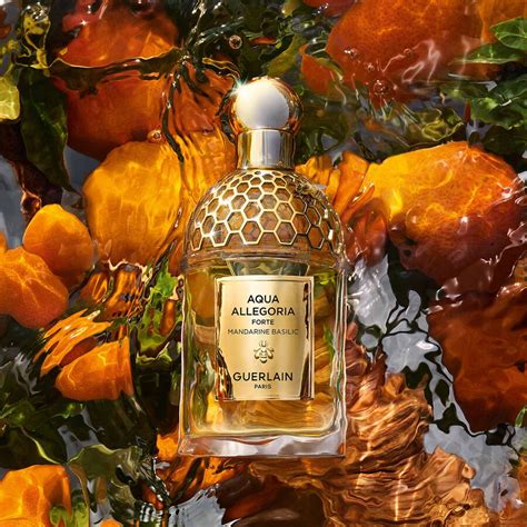 Immagine del flacone di Guerlain Aqua Allegoria Mandarine Basilic con focus sugli agrumi e le erbe aromatiche