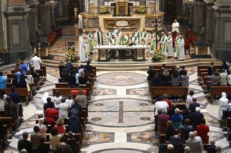 Foto di una comunità parrocchiale o di catechisti con giovani in preparazione alla Cresima