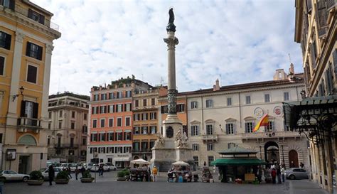 Dettaglio della statua dell'Immacolata in Piazza Mignanelli a Roma