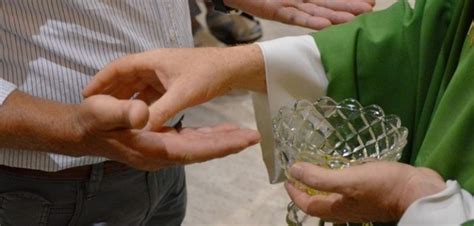 Icona stilizzata di un sacerdote che amministra il sacramento dell'Unzione degli Infermi a un malato