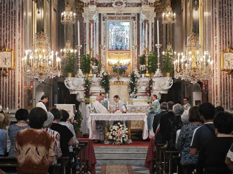 Foto d'archivio di una celebrazione liturgica comunitaria con il sacerdote all'altare
