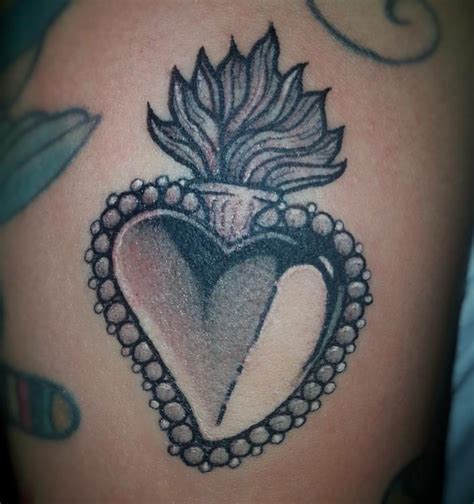 Variazioni di tatuaggi a forma di cuore: tradizionale, spezzato, trafitto, anatomico