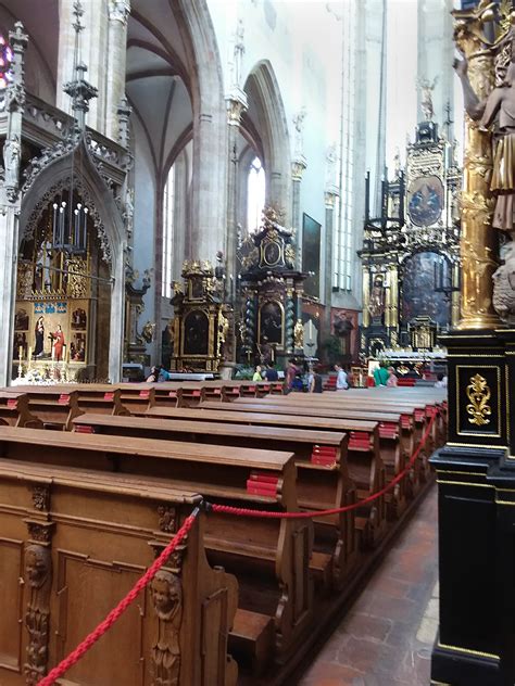 Interno della Chiesa di Santa Maria di Týn con altari barocchi