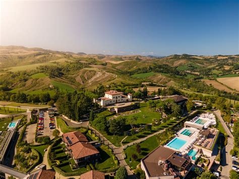 Foto panoramica del Villa Maria Hotel & SPA immerso nel verde con vista mare