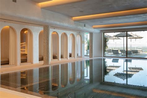 Immagine della piscina interna-esterna della spa LINFA