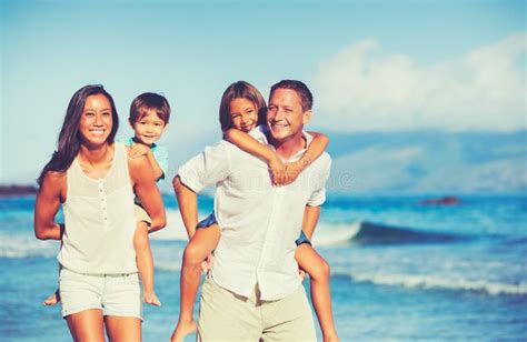 Famiglia che si diverte nell'area piscina esterna dell'hotel