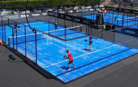 Persone che giocano a padel in un campo immerso nel verde