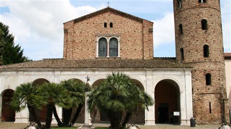 Fotografia frontale della facciata della Basilica di Sant’Apollinare Nuovo con evidenza del portico