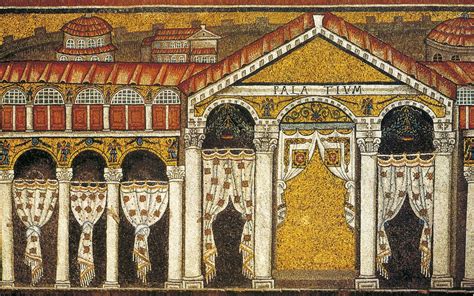 Dettaglio ravvicinato del mosaico raffigurante il Palazzo di Teodorico con i drappeggi a copertura delle figure originali