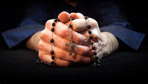 Mani giunte in preghiera davanti all'Eucaristia