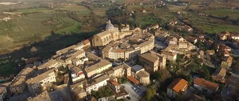 Mappa delle chiese di Monte San Vito o vista panoramica del paese con le chiese in evidenza