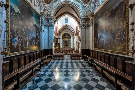 Interno dell'abside della Collegiata, con l'altare maggiore e la tela del Martirio di San Vito