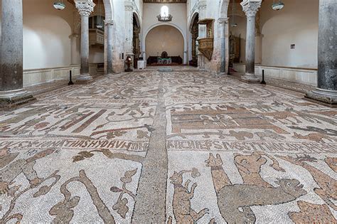 Mosaici pavimentali della cripta raffiguranti il ciclo dei mesi