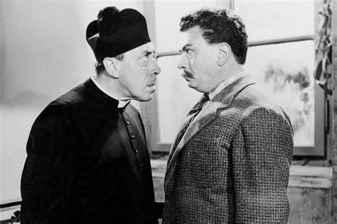 Foto di scena di Fernandel e Gino Cervi nei ruoli di Don Camillo e Peppone