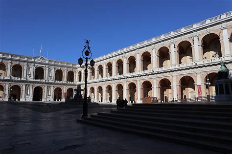 Veduta esterna del Palazzo Apostolico di Loreto che ospita il museo