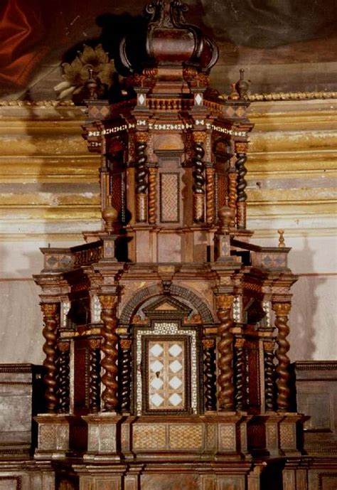 Interno della Cattedrale di Vicenza con il tabernacolo centrale