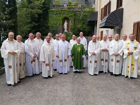 Un gruppo di sacerdoti anziani riuniti in preghiera durante gli Esercizi Spirituali