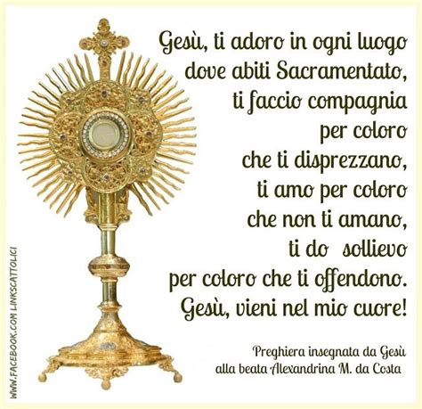 Un sacerdote in adorazione davanti all'altare con il Santissimo Sacramento esposto