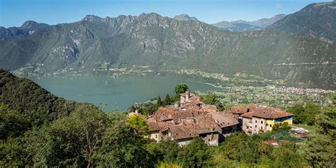Monumento al carbonaio a Bondone, borgo storico