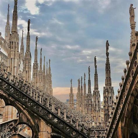 Dettaglio delle guglie e dei pinnacoli del Duomo di Milano, visibili dalle terrazze accessibili al pubblico