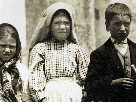 Illustrazione dei tre pastorelli di Fatima: Lúcia, Jacinta e Francesco Marto.