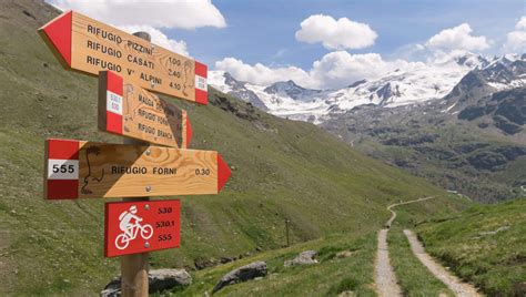 Sentiero montano con indicazioni e segnaletica